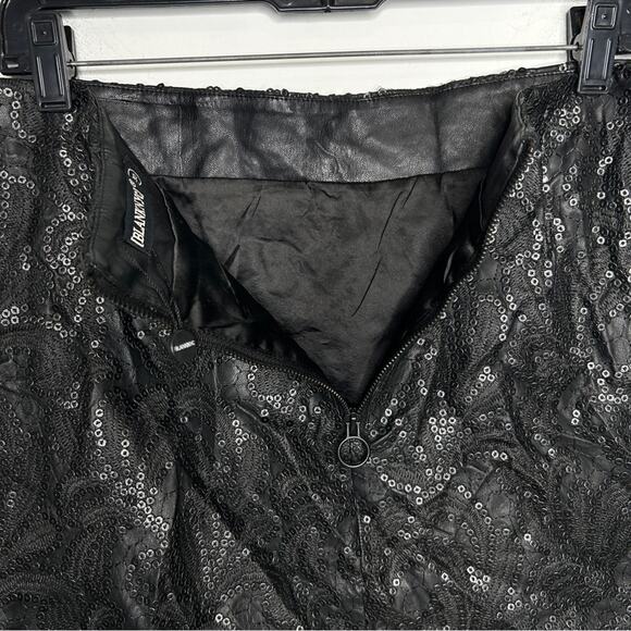 BLANK NYC Sequin Mini Skirt Womens Size 30 Black Vegan Faux Leather Embroidered - Picture 5 of 8